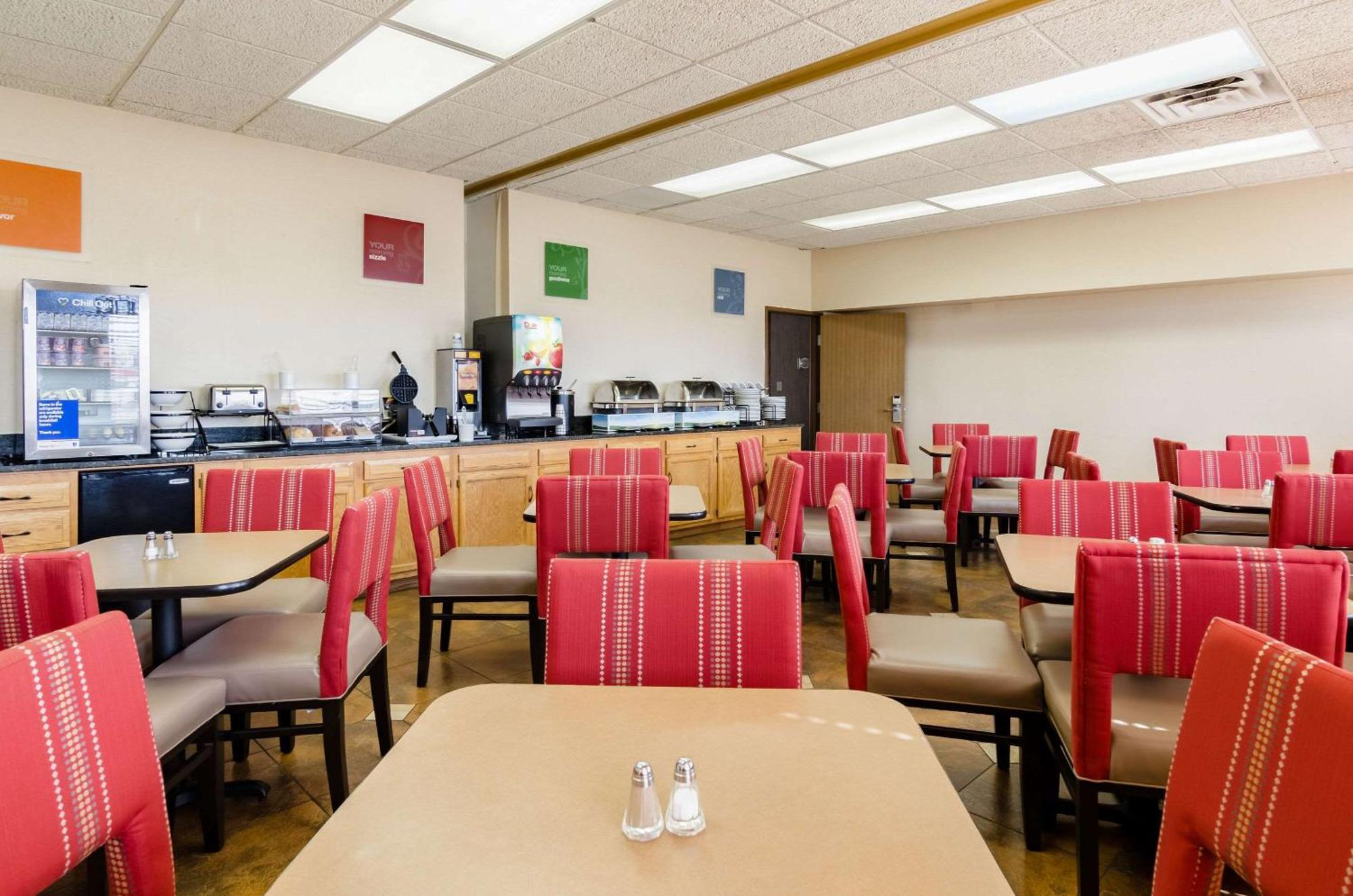 Comfort Inn Колби Экстерьер фото