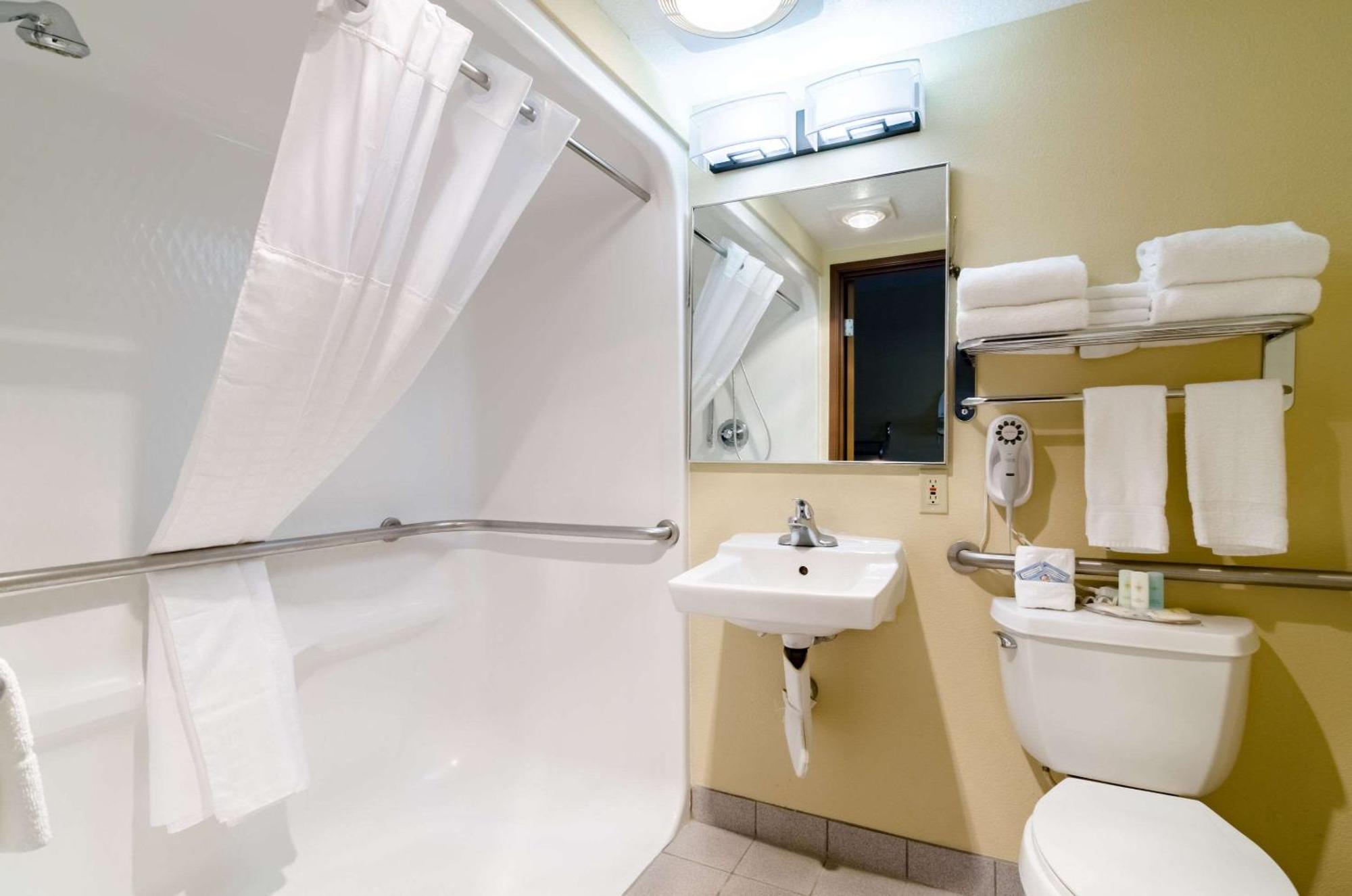 Comfort Inn Колби Экстерьер фото