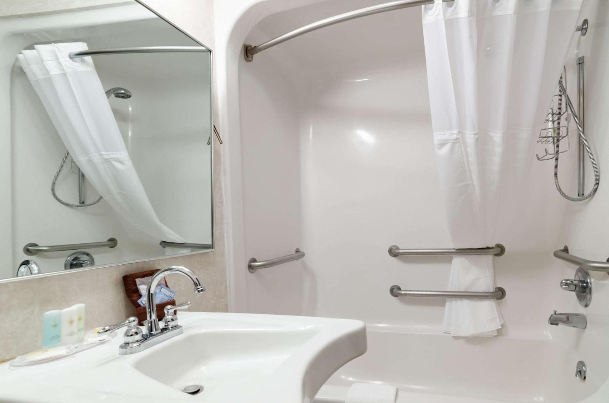 Comfort Inn Колби Экстерьер фото