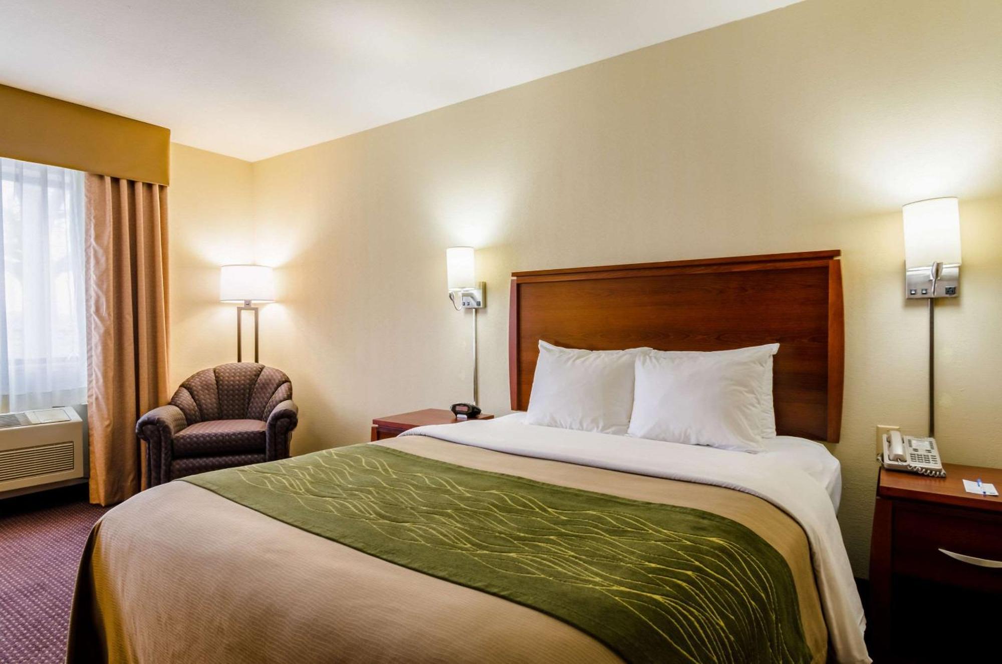 Comfort Inn Колби Экстерьер фото
