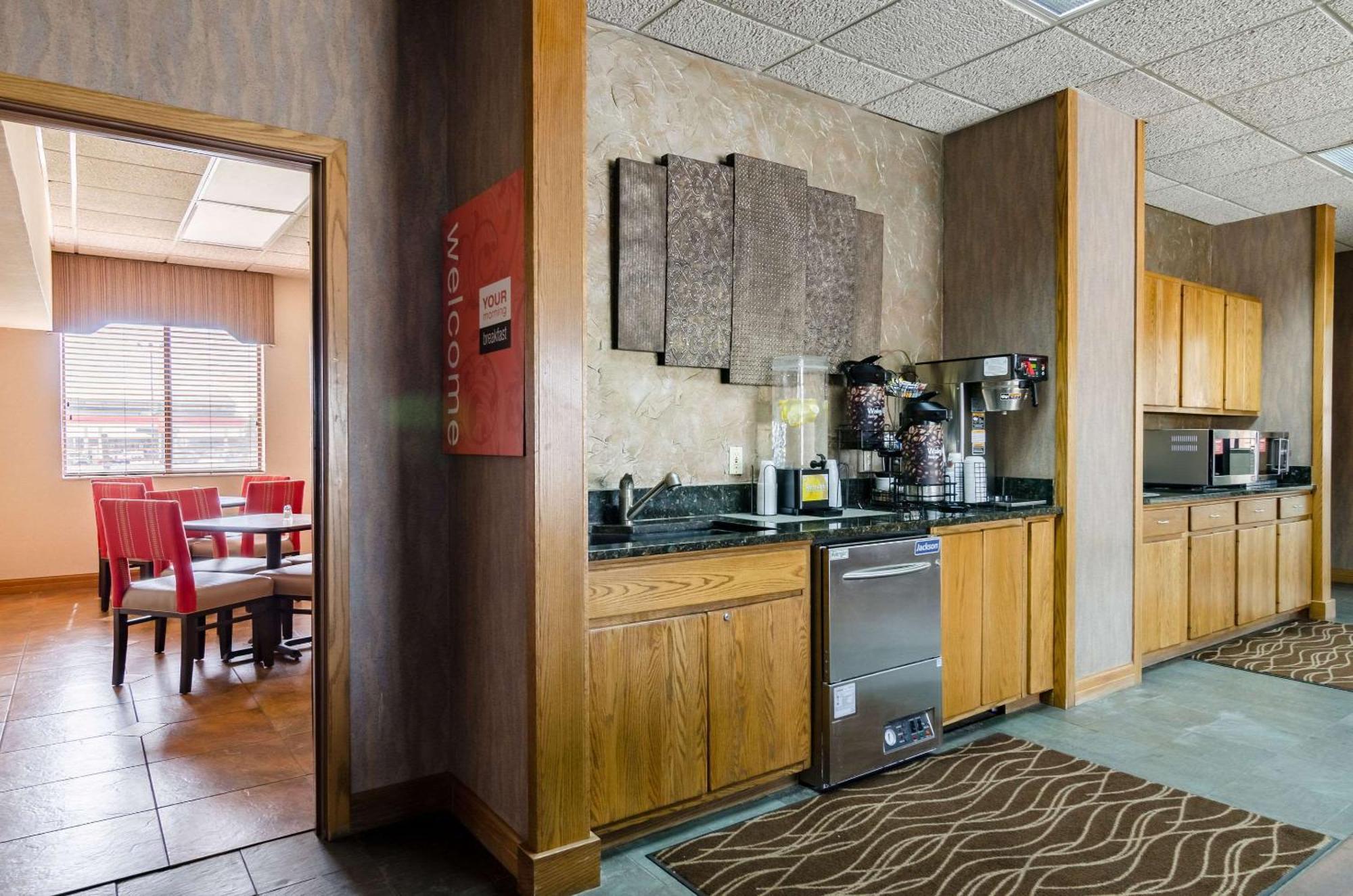Comfort Inn Колби Экстерьер фото