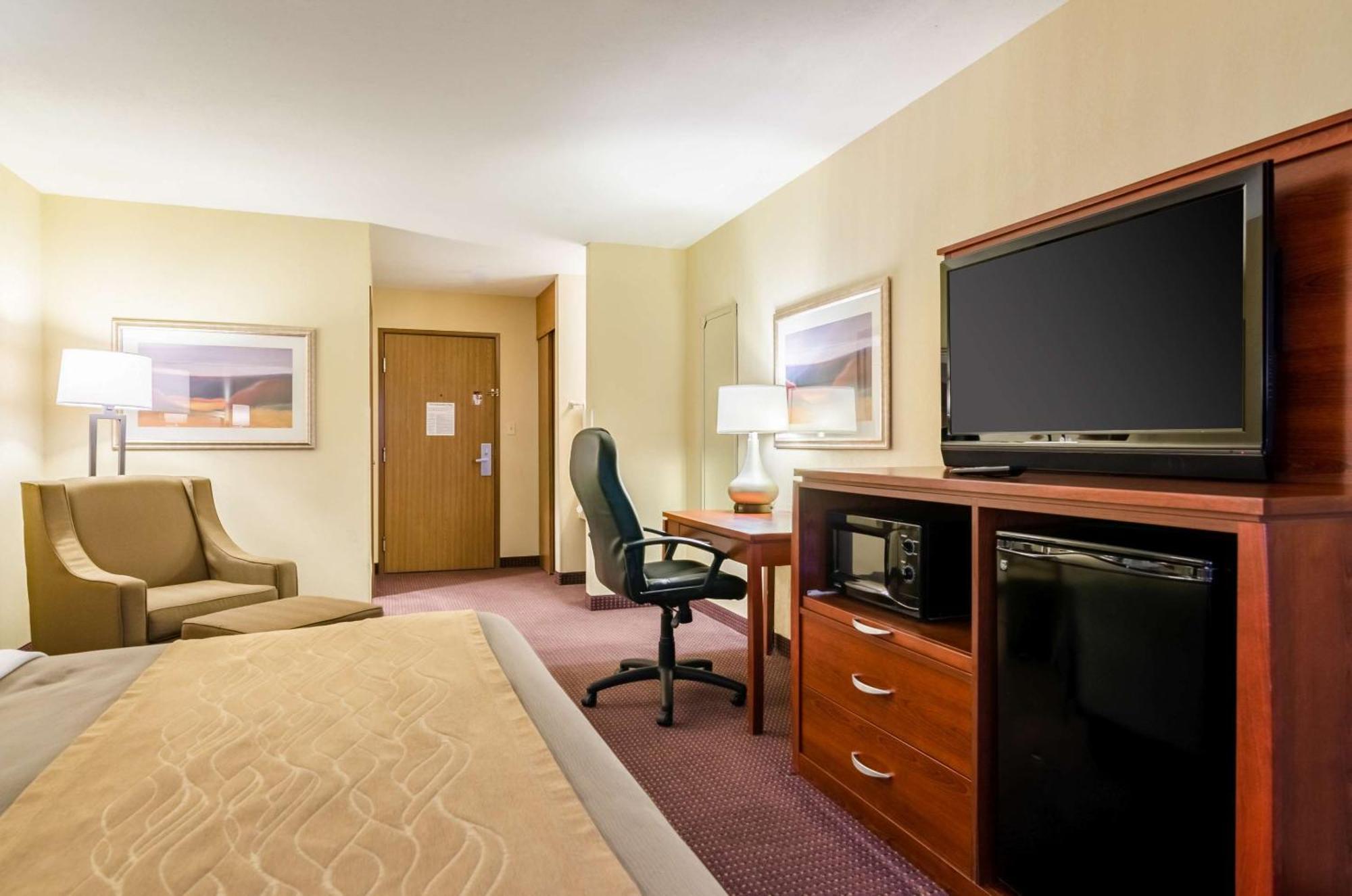 Comfort Inn Колби Экстерьер фото
