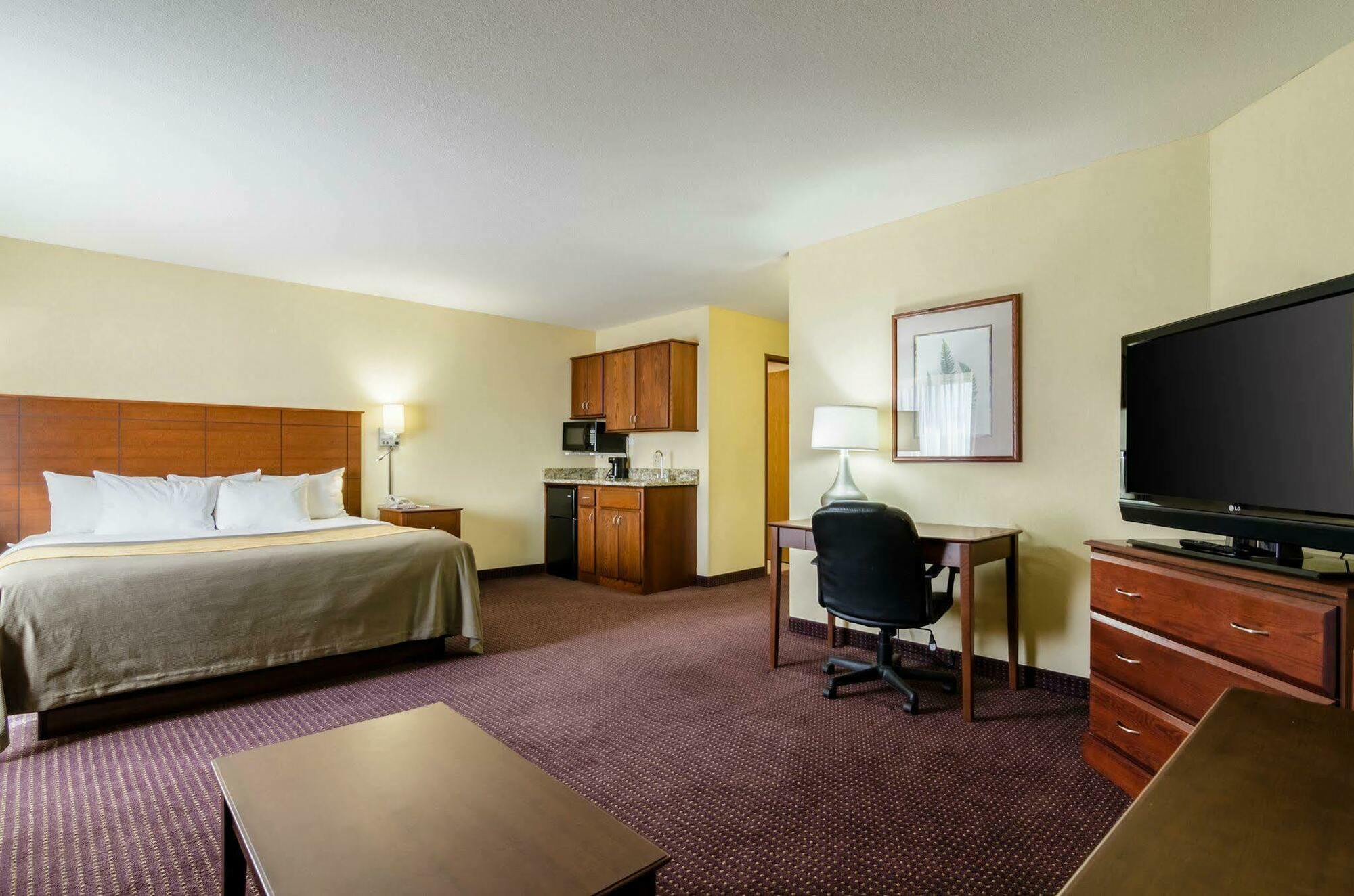 Comfort Inn Колби Экстерьер фото